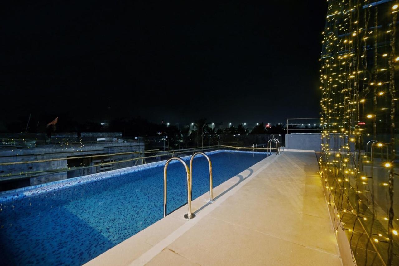 Super Townhouse Oak Hillside Aqua 호텔 Khandagiri 외부 사진