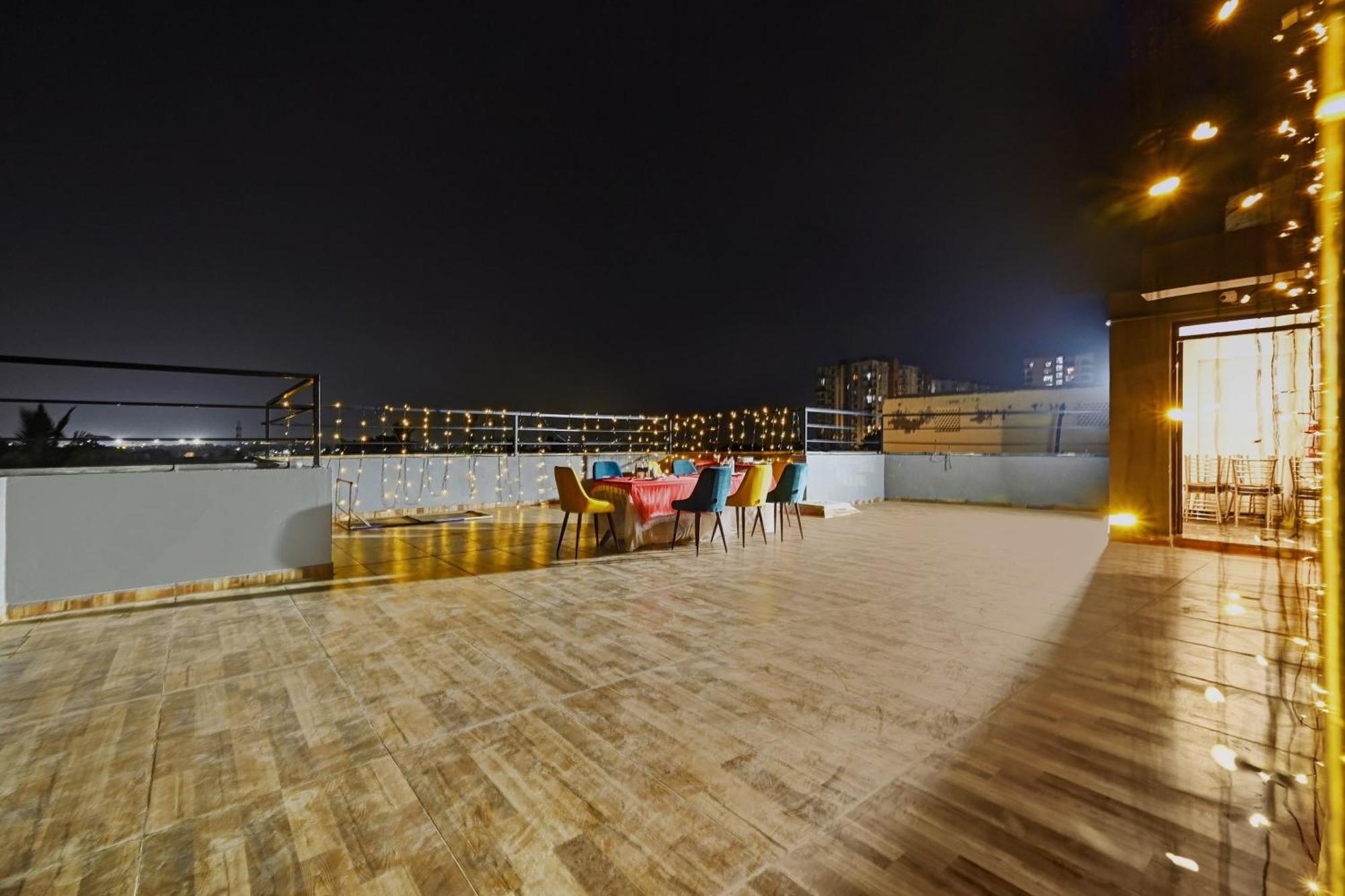 Super Townhouse Oak Hillside Aqua 호텔 Khandagiri 외부 사진