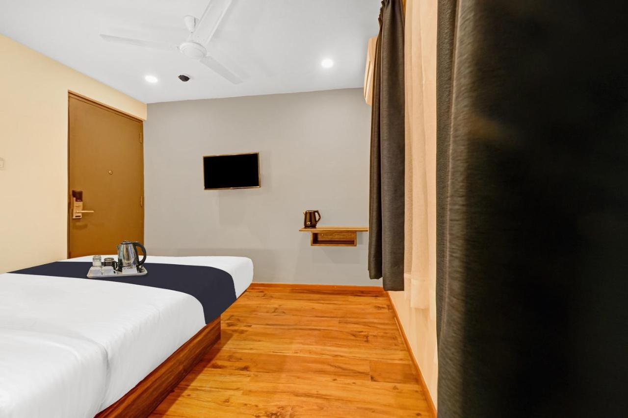 Super Townhouse Oak Hillside Aqua 호텔 Khandagiri 외부 사진