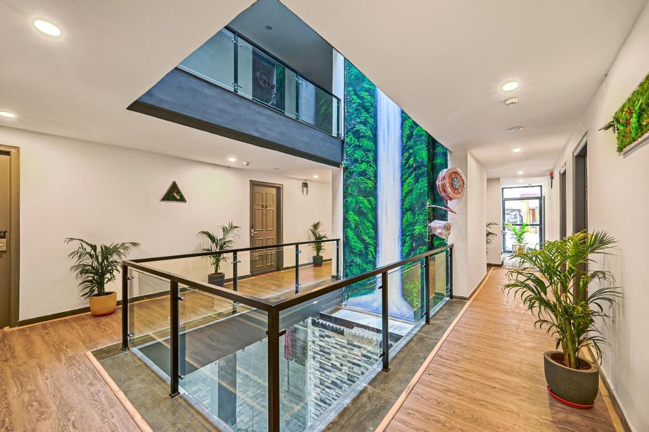 Super Townhouse Oak Hillside Aqua 호텔 Khandagiri 외부 사진