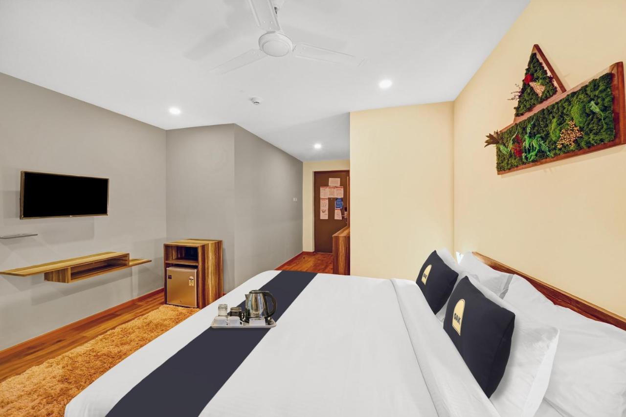 Super Townhouse Oak Hillside Aqua 호텔 Khandagiri 외부 사진
