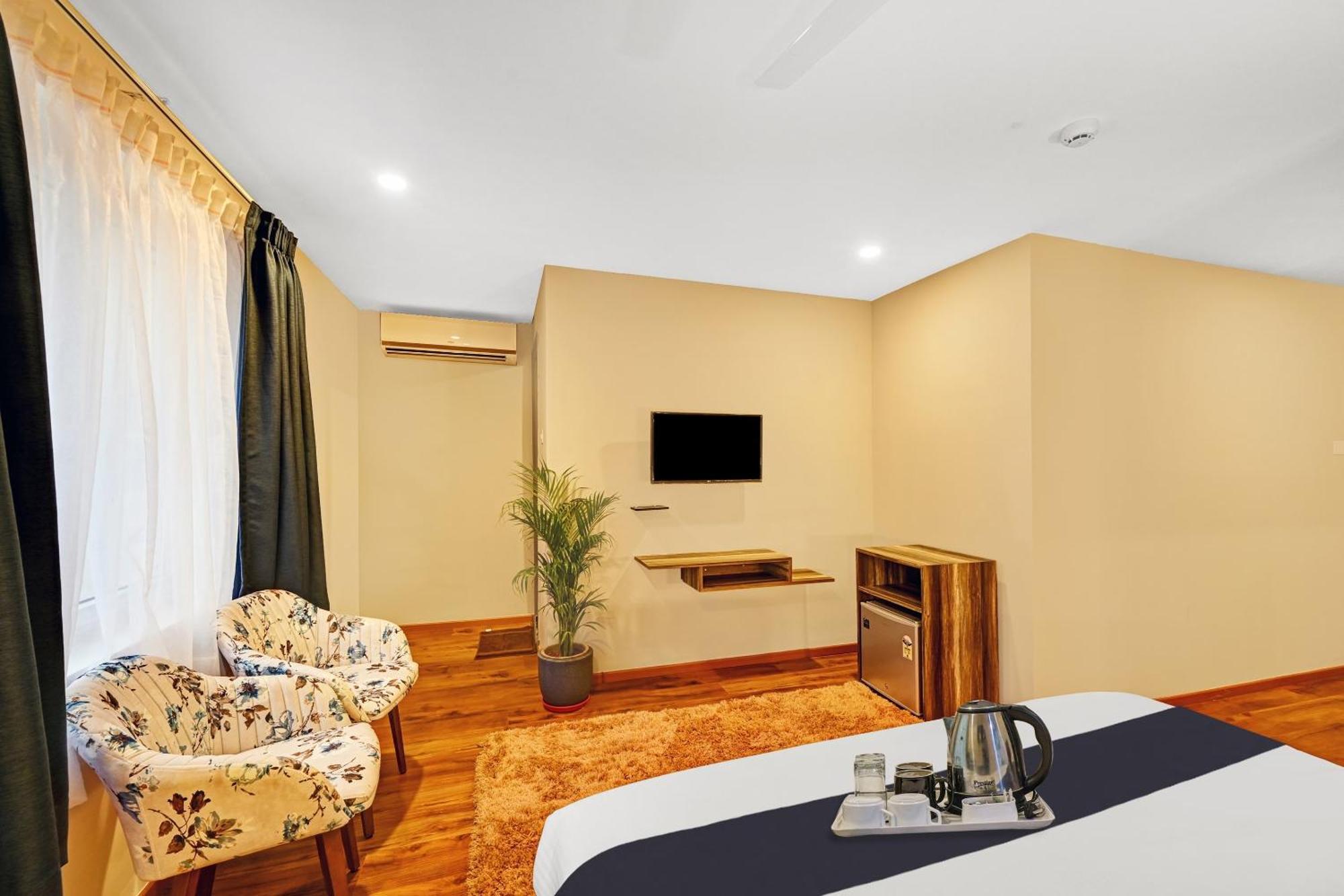 Super Townhouse Oak Hillside Aqua 호텔 Khandagiri 외부 사진
