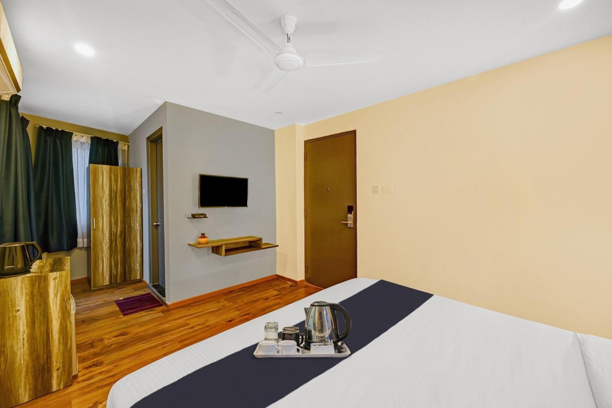 Super Townhouse Oak Hillside Aqua 호텔 Khandagiri 외부 사진