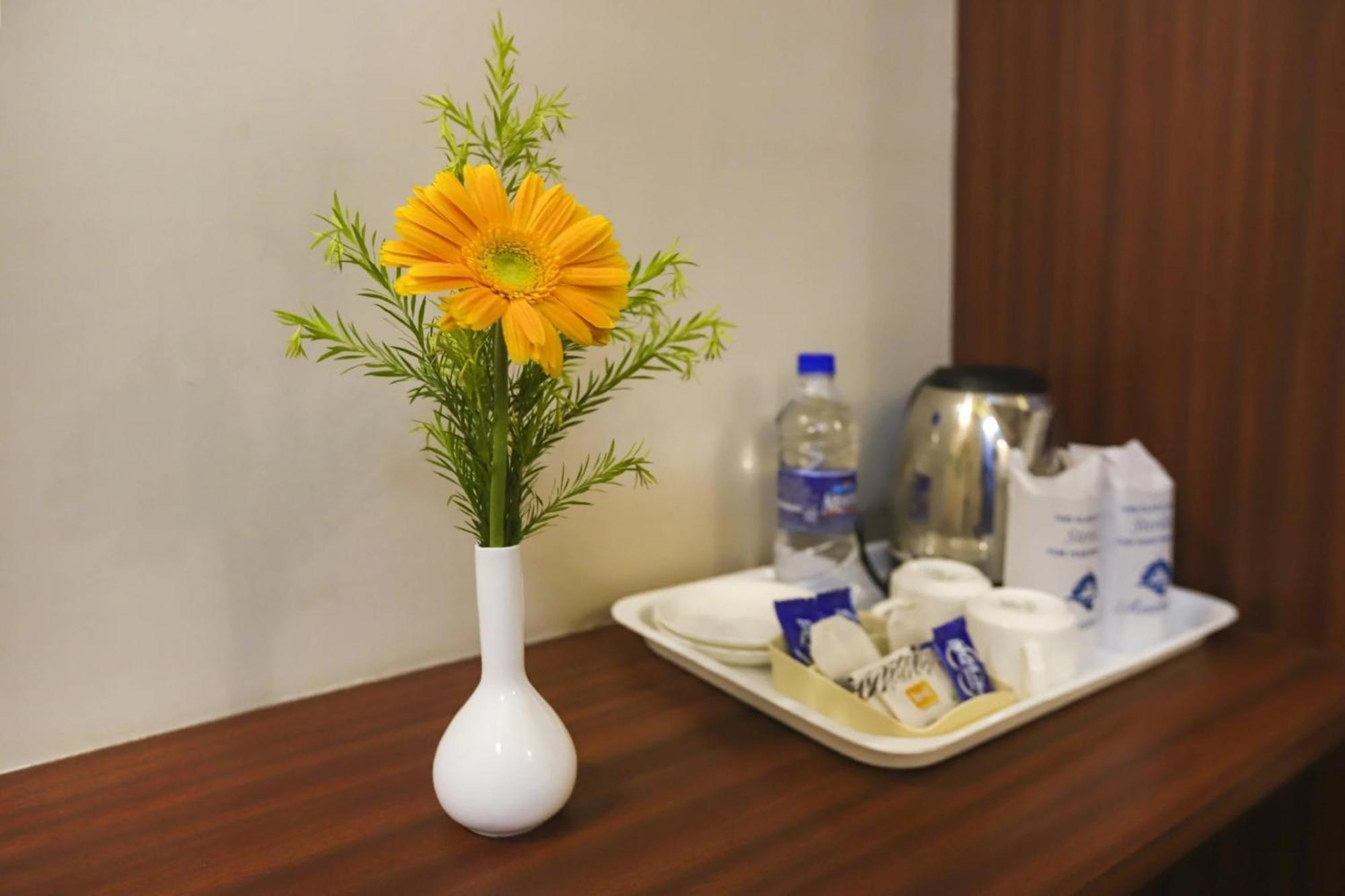 Super Townhouse Oak Hillside Aqua 호텔 Khandagiri 외부 사진