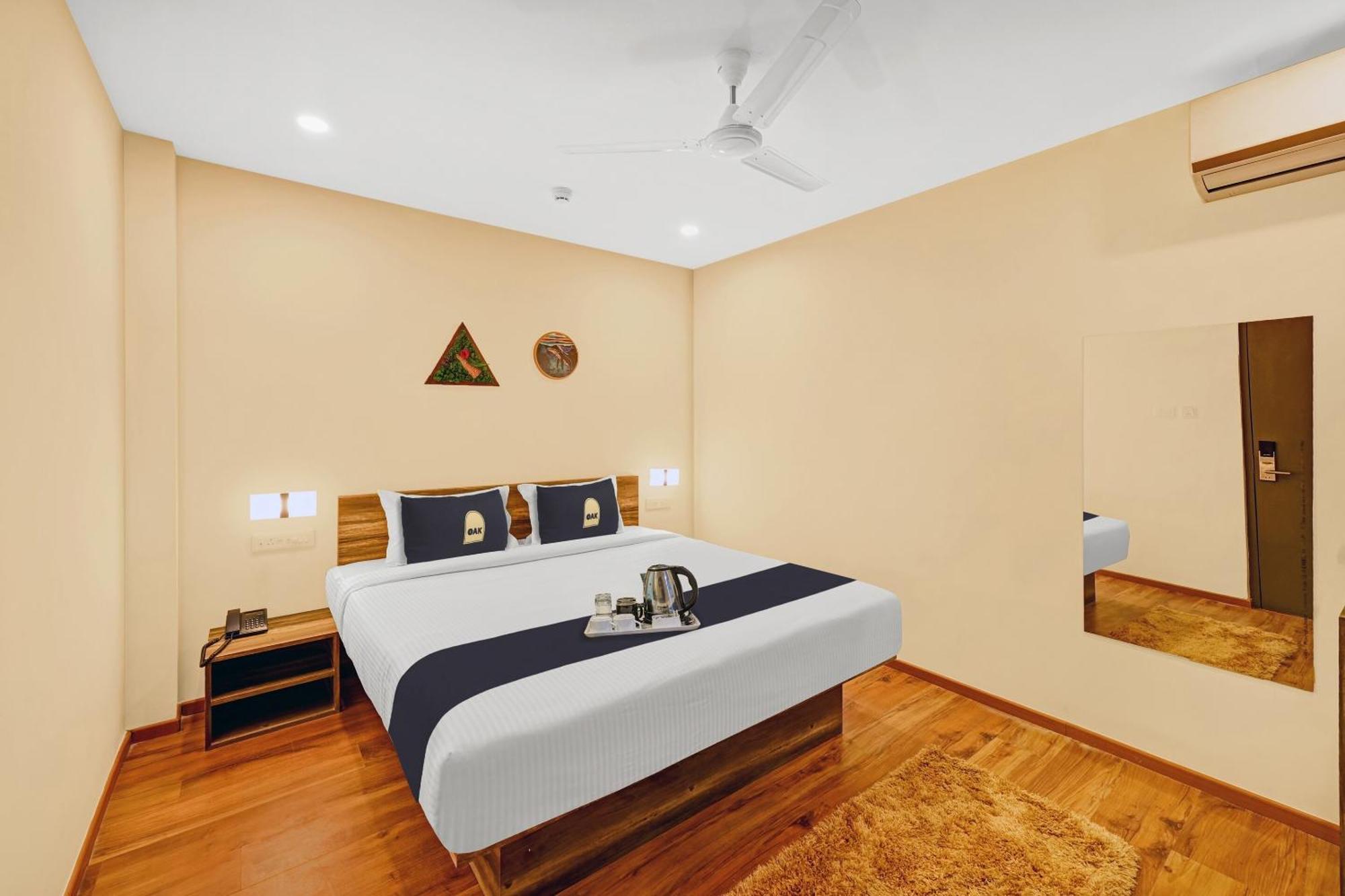Super Townhouse Oak Hillside Aqua 호텔 Khandagiri 외부 사진