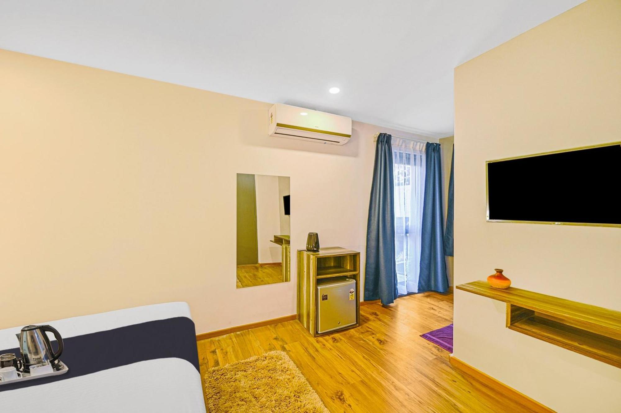 Super Townhouse Oak Hillside Aqua 호텔 Khandagiri 외부 사진