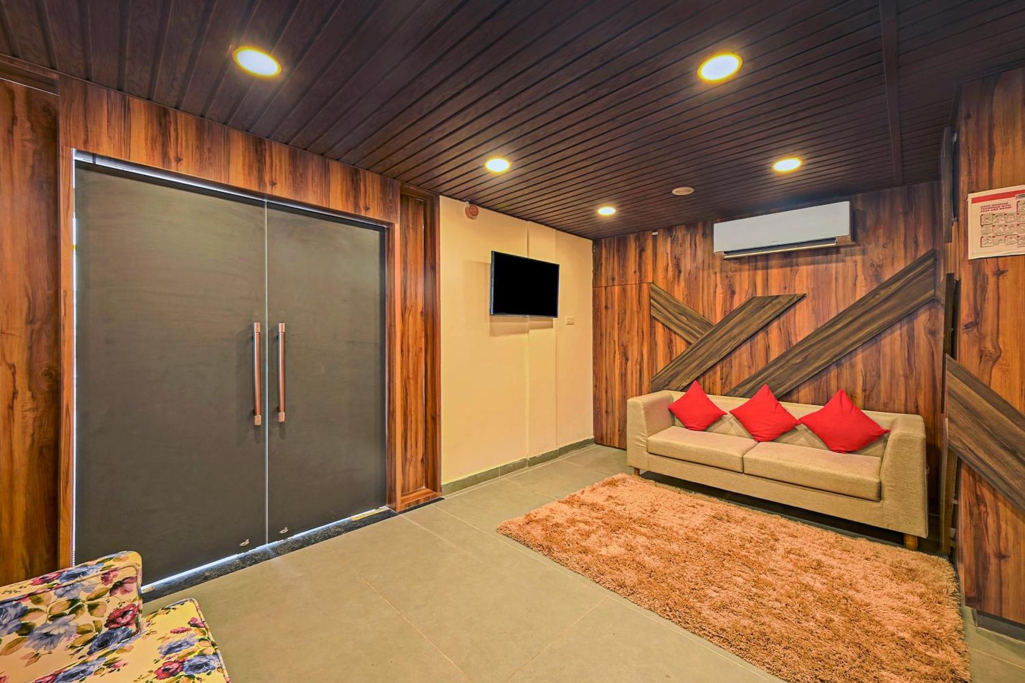 Super Townhouse Oak Hillside Aqua 호텔 Khandagiri 외부 사진