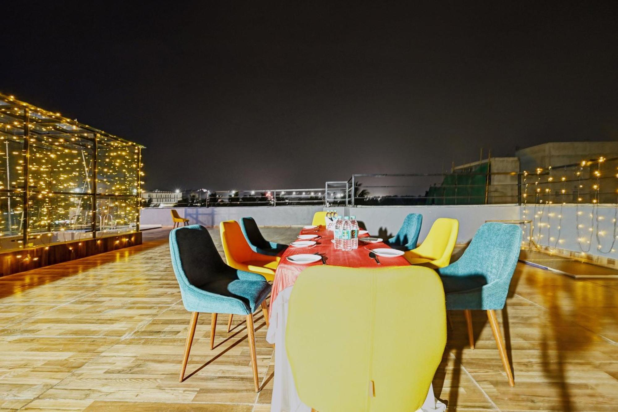 Super Townhouse Oak Hillside Aqua 호텔 Khandagiri 외부 사진