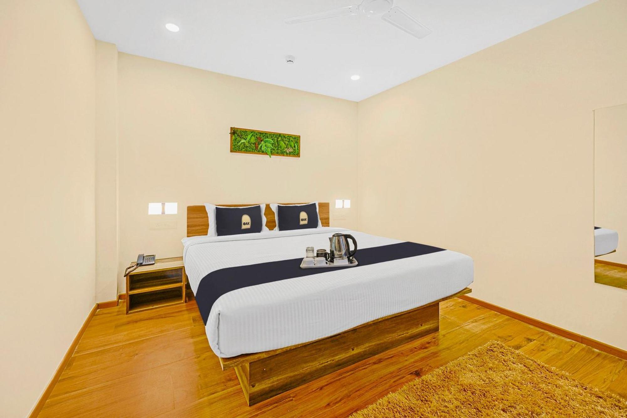 Super Townhouse Oak Hillside Aqua 호텔 Khandagiri 외부 사진