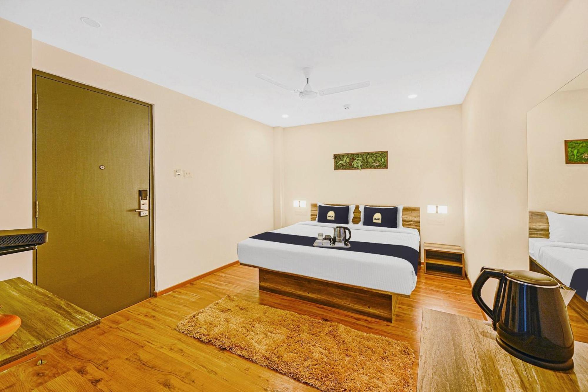 Super Townhouse Oak Hillside Aqua 호텔 Khandagiri 외부 사진