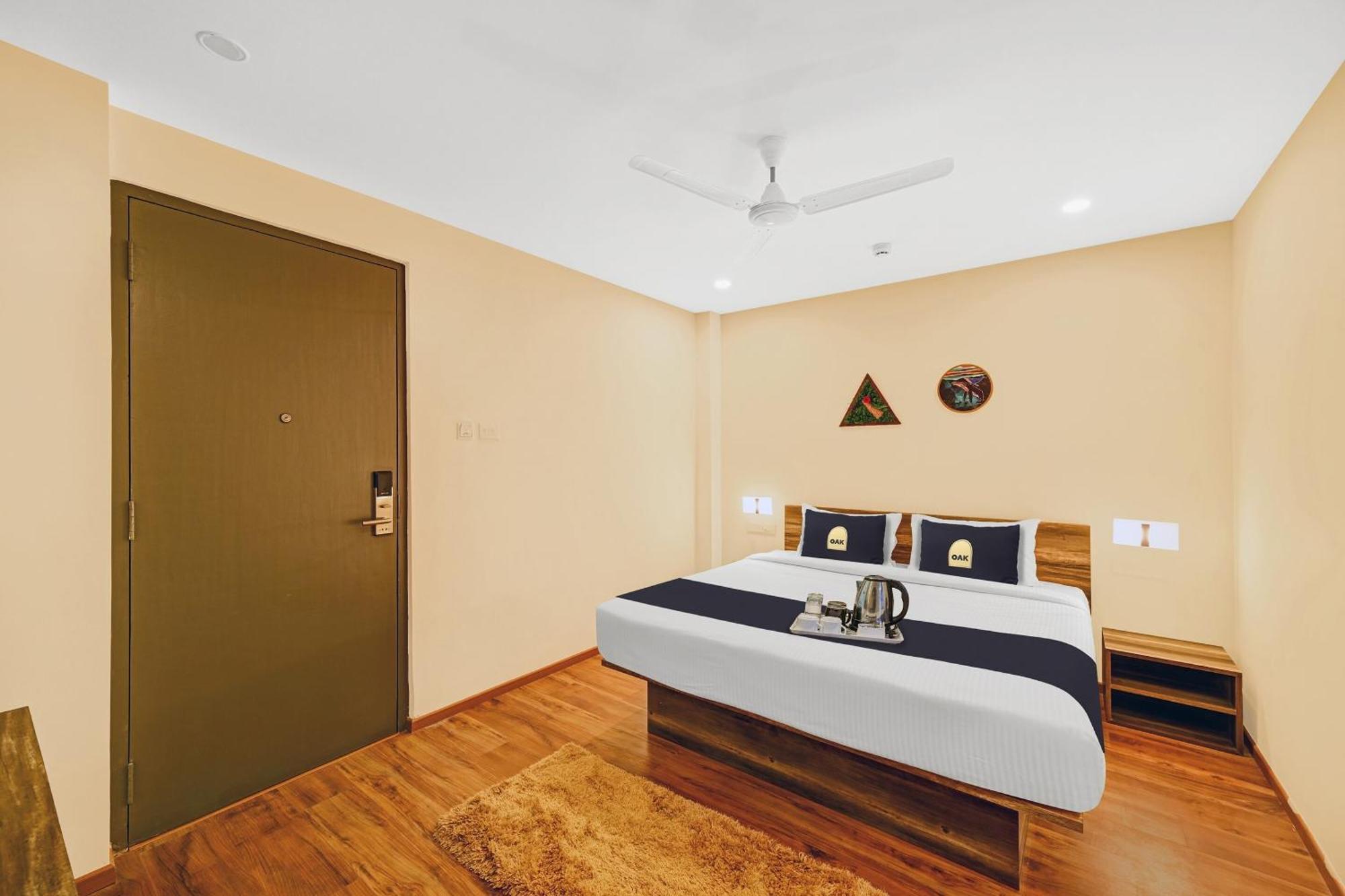Super Townhouse Oak Hillside Aqua 호텔 Khandagiri 외부 사진