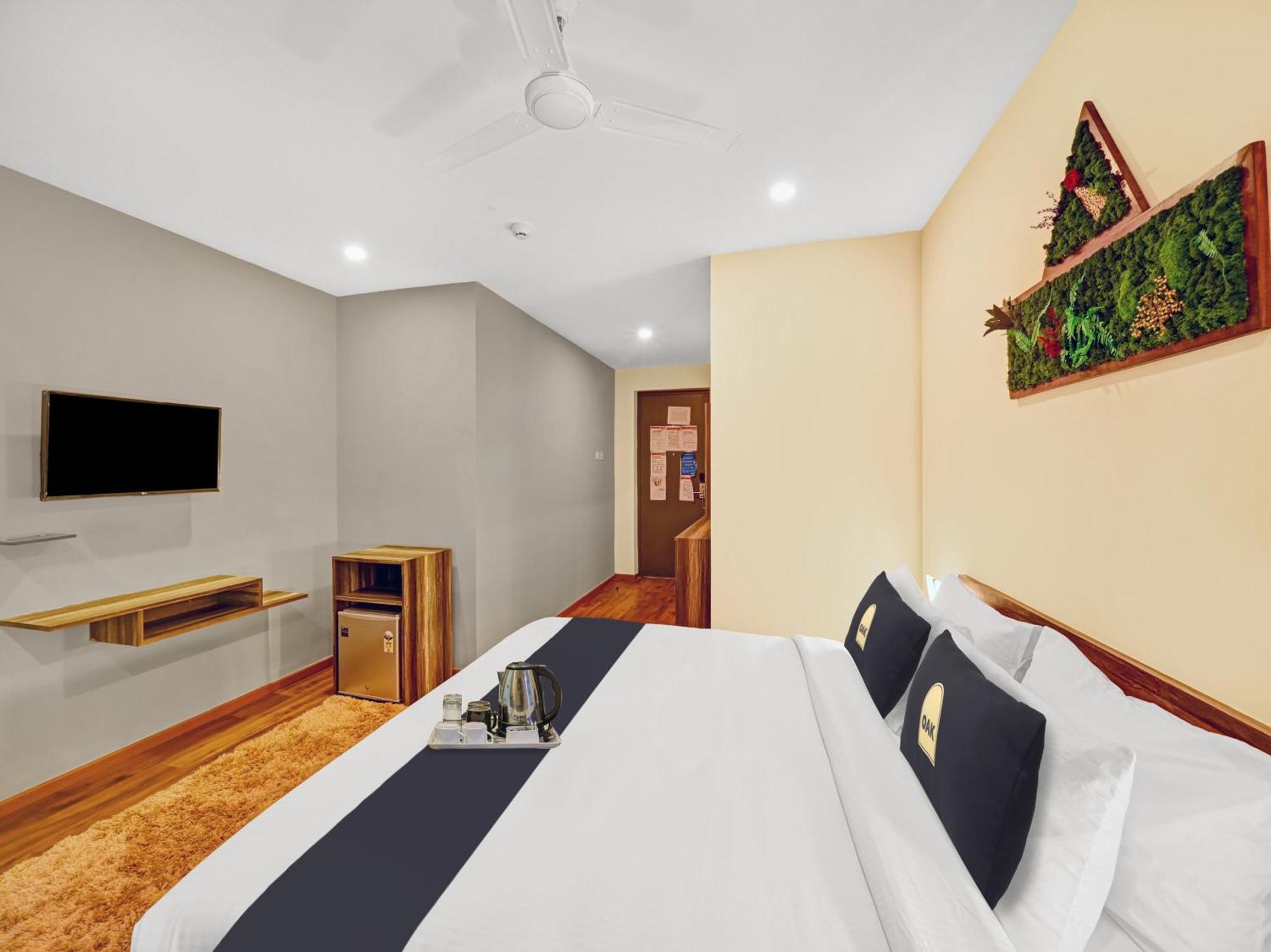 Super Townhouse Oak Hillside Aqua 호텔 Khandagiri 외부 사진
